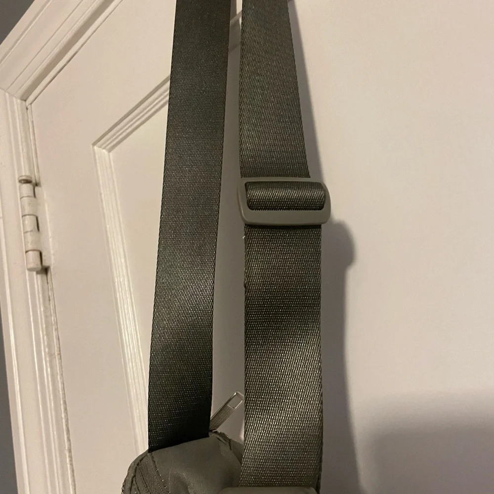 NWOT Lululemon Athletica Camo Belt Bag - Picture 4 of 8